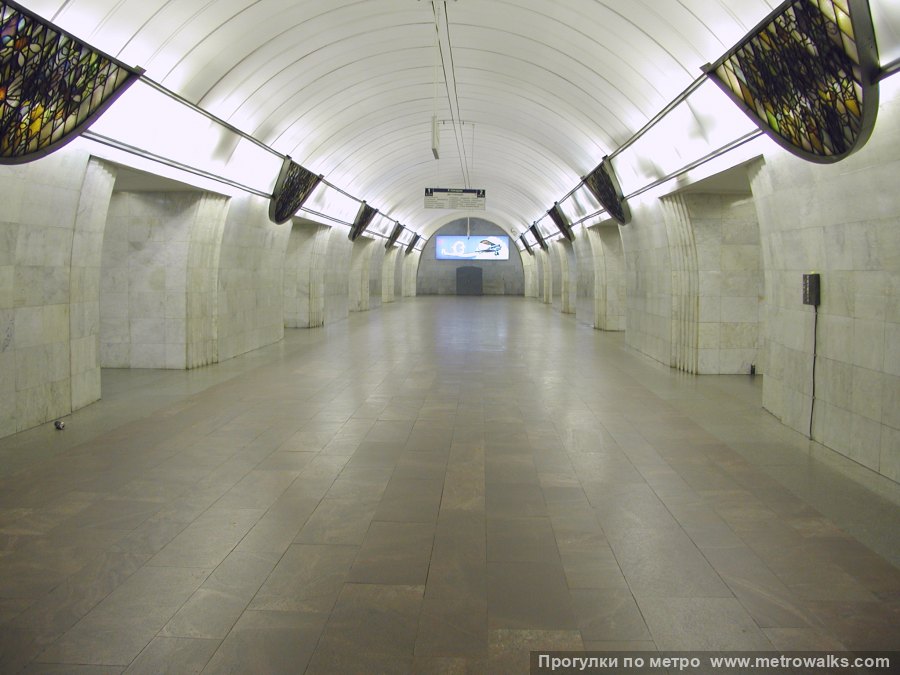 Станция Цветной бульвар (Серпуховско-Тимирязевская линия, Москва). Исторический снимок 2002 года с глухим торцом, до открытия перехода на станцию Трубную.