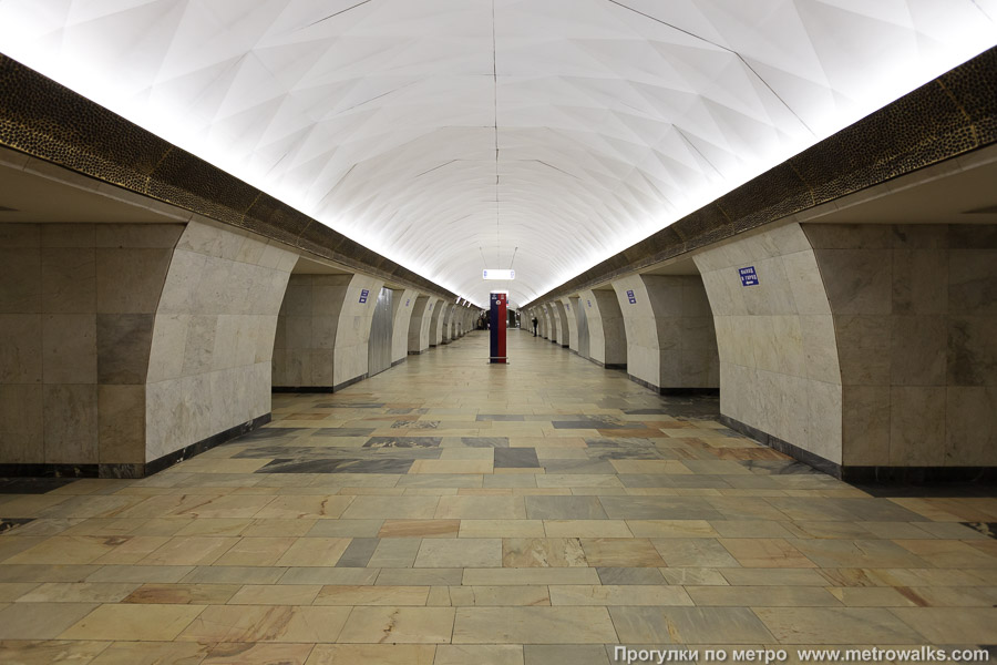 Станция Тургеневская (Калужско-Рижская линия, Москва). Продольный вид центрального зала. Исторический снимок (2009), до замены мраморного пола на гранитный.