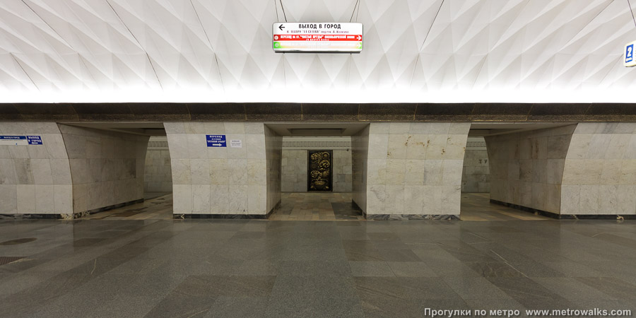 Станция Тургеневская (Калужско-Рижская линия, Москва). Поперечный вид, проходы между пилонами из центрального зала на платформу.