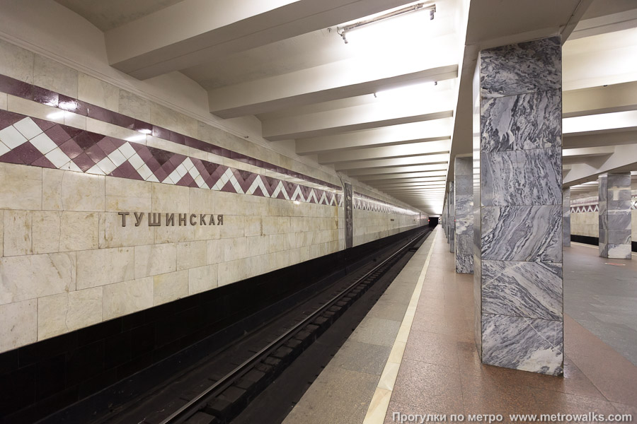 Станция Тушинская (Таганско-Краснопресненская линия, Москва). Боковой зал станции и посадочная платформа, общий вид.