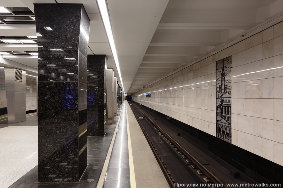 Станция Варшавская (Большая кольцевая линия, Москва). Боковой зал станции и посадочная платформа, общий вид.