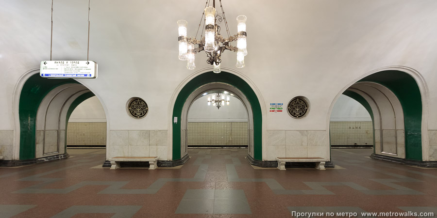 Станция ВДНХ (Калужско-Рижская линия, Москва). Поперечный вид, проходы между пилонами из центрального зала на платформу.