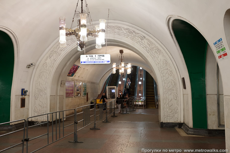 Станция ВДНХ (Калужско-Рижская линия, Москва). Выход в город, эскалаторы начинаются прямо с уровня платформы.