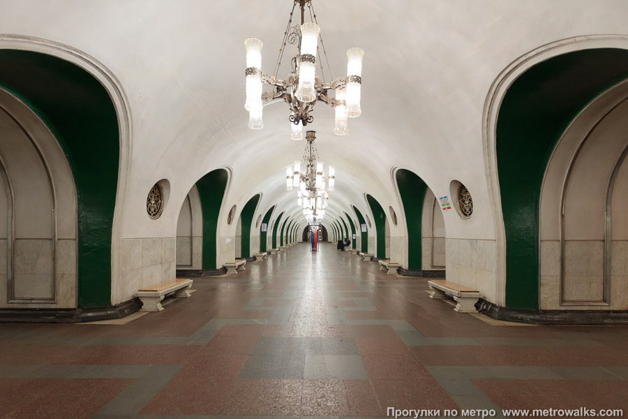 Станция ВДНХ (Калужско-Рижская линия, Москва). Продольный вид центрального зала.