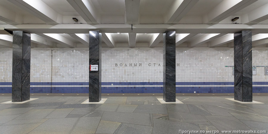 Станция Водный стадион (Замоскворецкая линия, Москва). Поперечный вид, проходы между колоннами из центрального зала на платформу.
