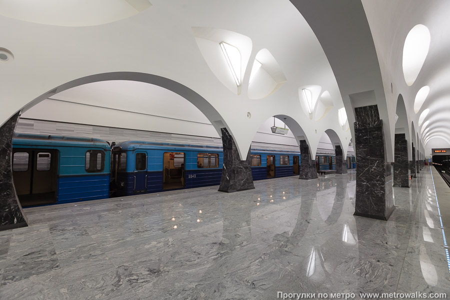 Станция Волоколамская (Арбатско-Покровская линия, Москва). Вид с края платформы по диагонали на противоположную сторону сквозь центральный зал. Исторический снимок: с поездом из вагонов моделей Е* в 2009 году.