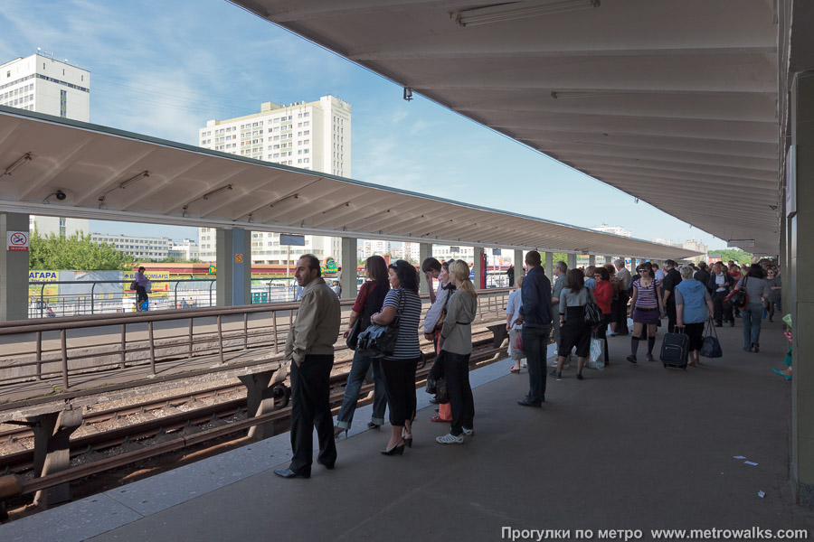 Станция Выхино (Таганско-Краснопресненская линия, Москва). … а днём — толпы народа.