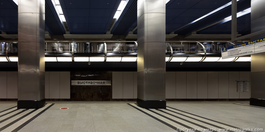 Станция Выставочная (Филёвская линия, Москва). Поперечный вид, проходы между колоннами из центрального зала на платформу.