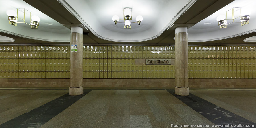 Станция Ясенево (Калужско-Рижская линия, Москва). Поперечный вид, проходы между колоннами из центрального зала на платформу.