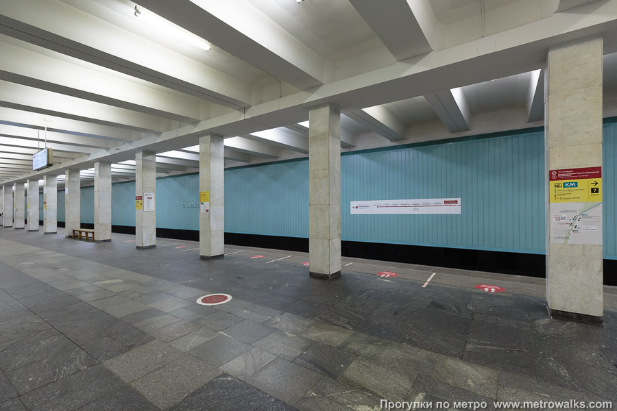 Станция Юго-западная (Сокольническая линия, Москва). Вид по диагонали. Современная облицовка путевых стен алюминиевыми панелями.