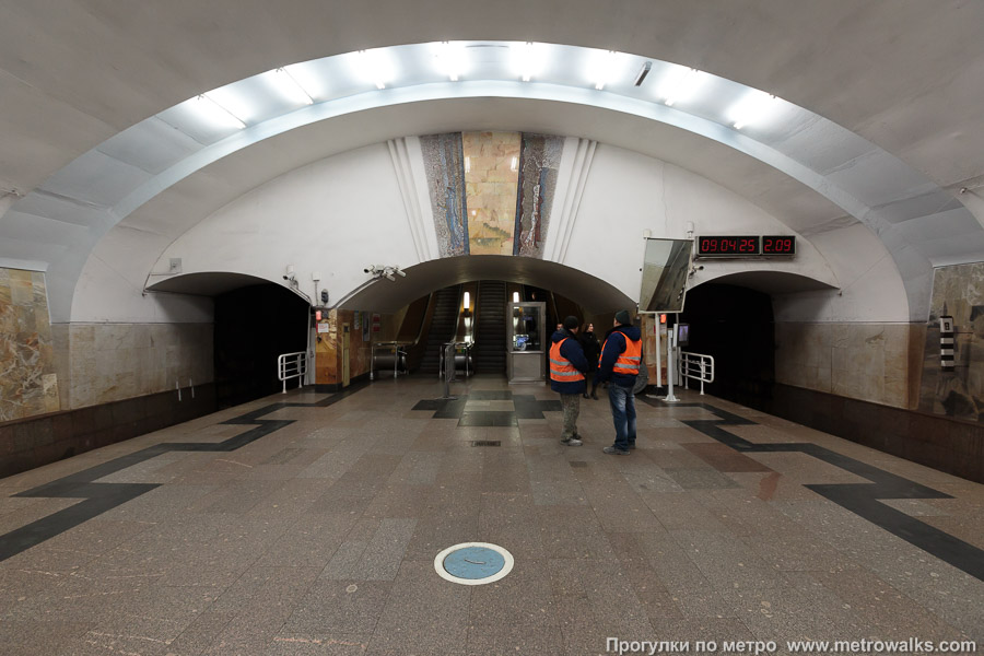 Станция Южная (Серпуховско-Тимирязевская линия, Москва). Выход в город, эскалаторы начинаются прямо с уровня платформы.