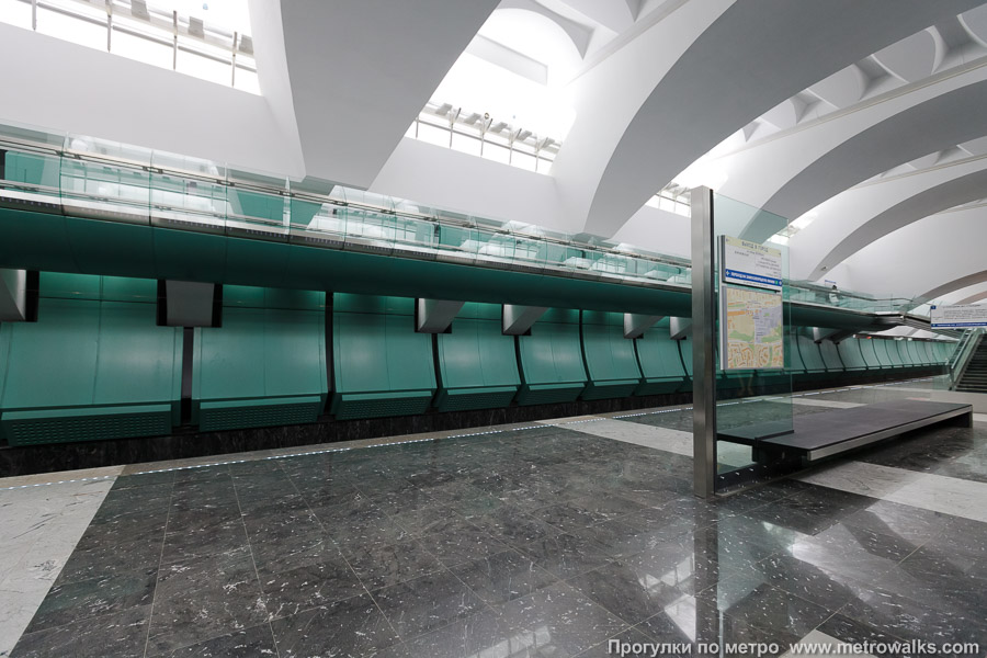 Станция Зябликово (Люблинско-Дмитровская линия, Москва). Для оптимизации пассажиропотоков на станции построены балконы.