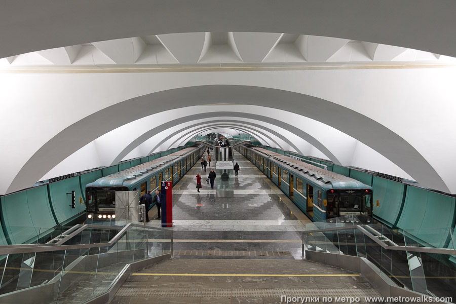 Станция Зябликово (Люблинско-Дмитровская линия, Москва). Спуск на станцию по лестнице. Здесь хорошо видно, что станция построена в кривой.