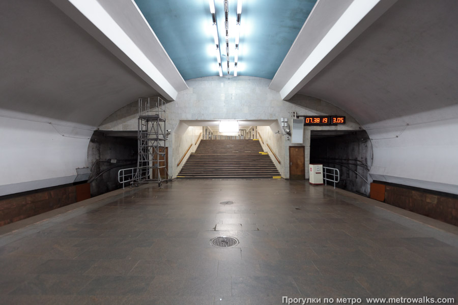 Станция Чкаловская (Автозаводско-Нагорная линия, Нижний Новгород). Выход в город осуществляется по лестнице.
