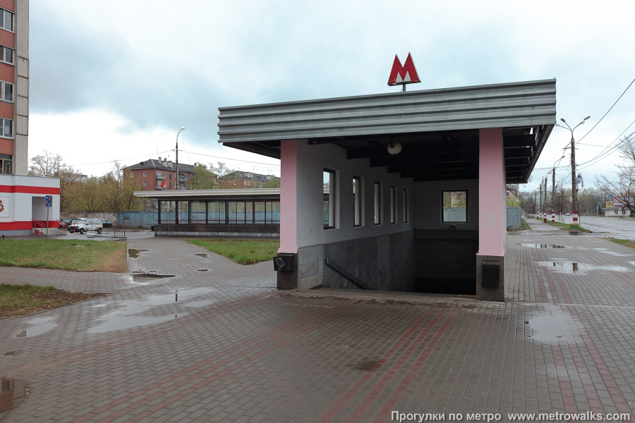 Станция Чкаловская (Автозаводско-Нагорная линия, Нижний Новгород). Вход на станцию осуществляется через подземный переход. Вход в северный вестибюль.