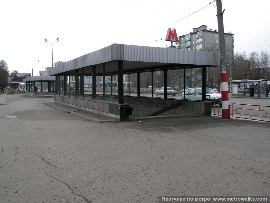 Станция Двигатель революции (Автозаводско-Нагорная линия, Нижний Новгород). Историческое фото (2003) до возведения торгового павильона над спуском на станцию.