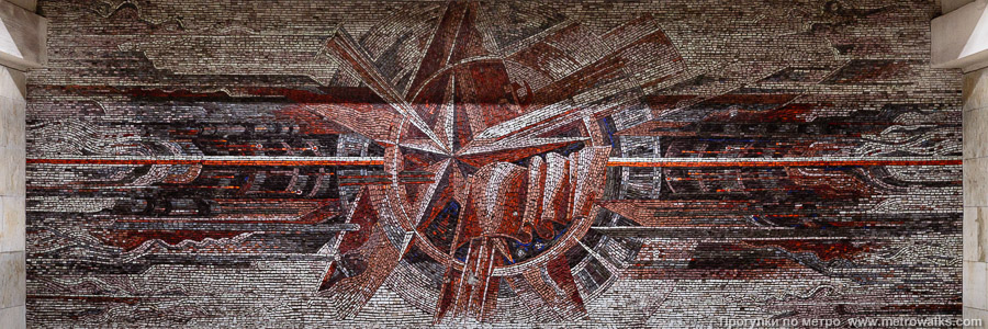 Станция Двигатель революции (Автозаводско-Нагорная линия, Нижний Новгород). Украшение над спуском на станцию. Мозаика со звёздами и знаменем.