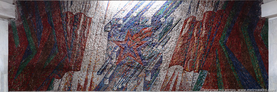 Станция Кировская (Автозаводско-Нагорная линия, Нижний Новгород). Украшение над спуском на станцию. Над северным спуском — мозаика с красной звездой.