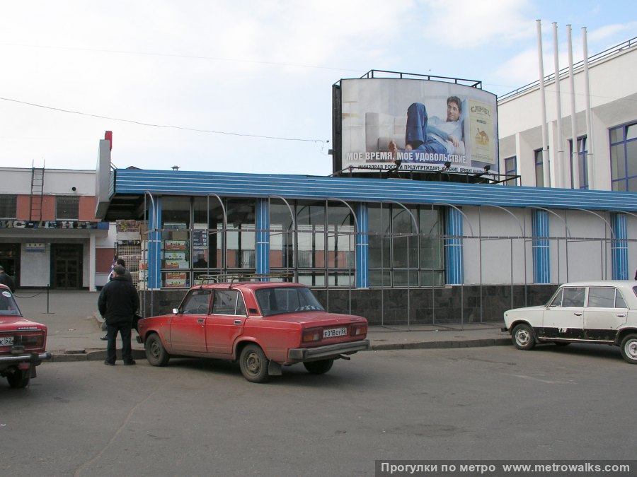 Станция Московская (Автозаводско-Нагорная линия, Нижний Новгород). Вход со стороны железнодорожного вокзала регулярно меняет цвет. В 2003 году он был голубым.