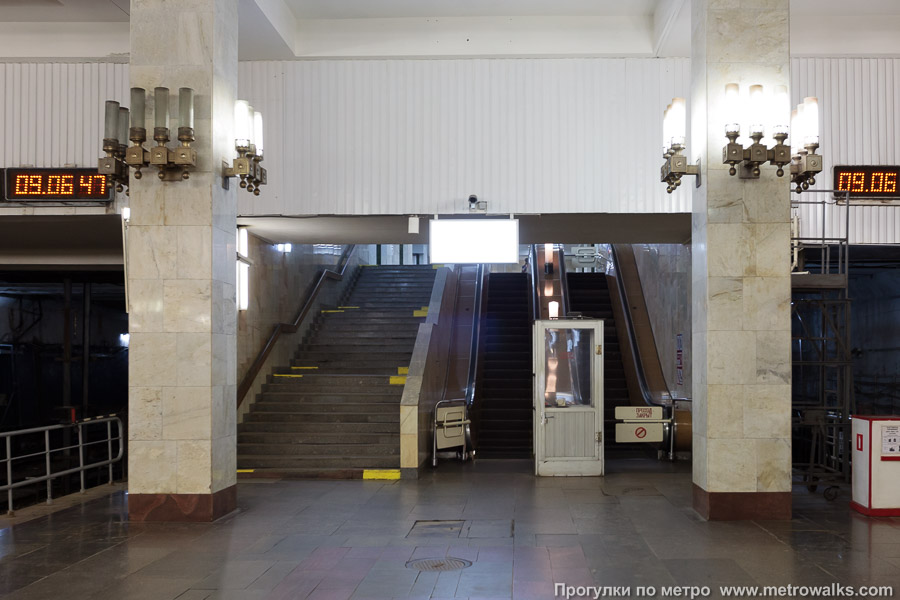 Станция Московская (Сормовско-Мещерская линия, Нижний Новгород). Выход в город, эскалаторы начинаются прямо с уровня платформы.
