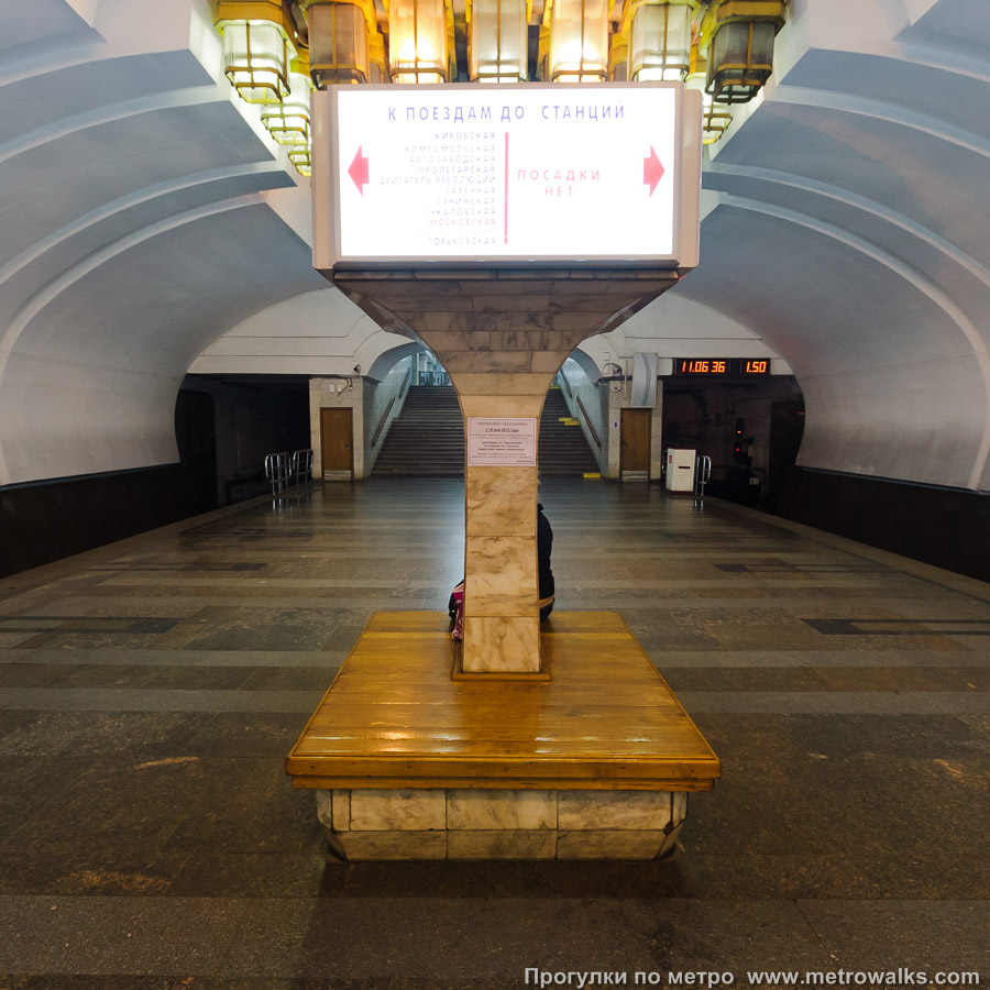 Станция Парк культуры (Автозаводско-Нагорная линия, Нижний Новгород). Скамейки, совмещённые с указателями.