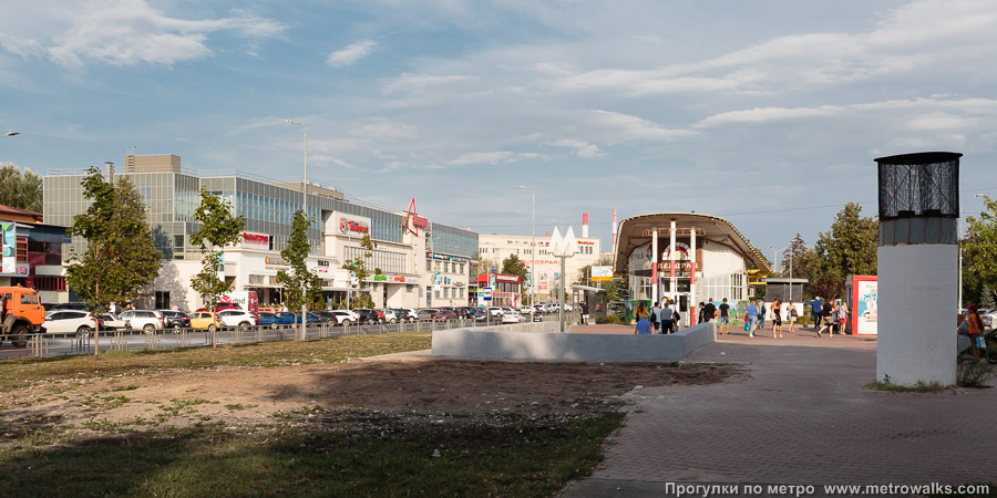 Станция Парк культуры (Автозаводско-Нагорная линия, Нижний Новгород). Общий вид окрестностей станции. Восточный вестибюль — в окружении торговых комплексов.