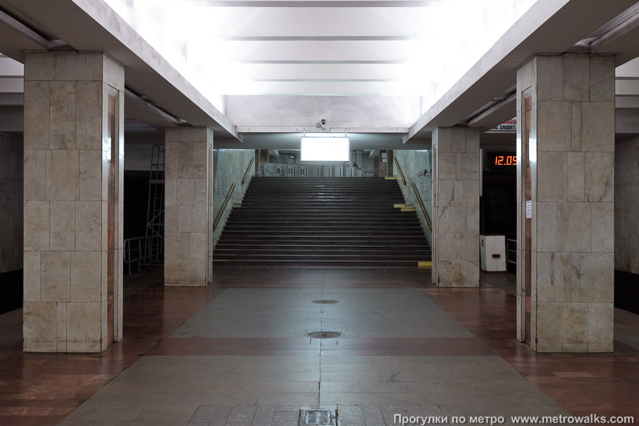 Станция Пролетарская (Автозаводско-Нагорная линия, Нижний Новгород). Выход в город осуществляется по лестнице.