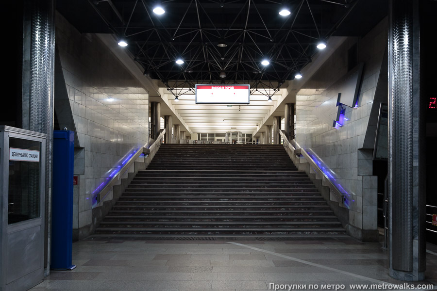 Станция Гагаринская (Ленинская линия, Новосибирск). Выход в город осуществляется по лестнице.