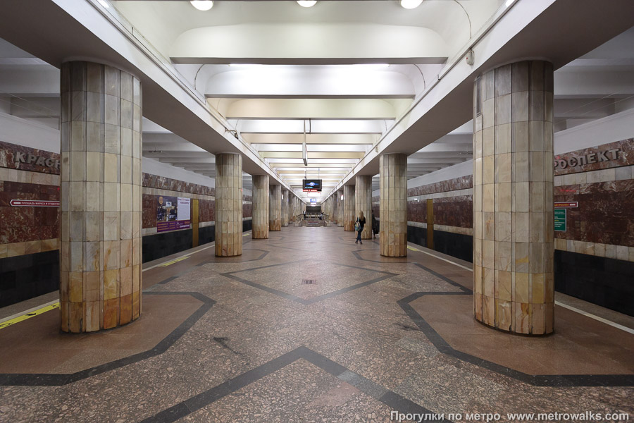 Станция Красный проспект (Ленинская линия, Новосибирск). Продольный вид центрального зала.