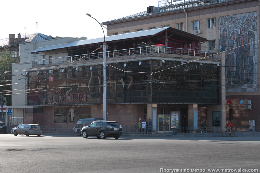 Станция Красный проспект (Ленинская линия, Новосибирск). Один из входов надстроен многоэтажным торговым павильоном с кафе.