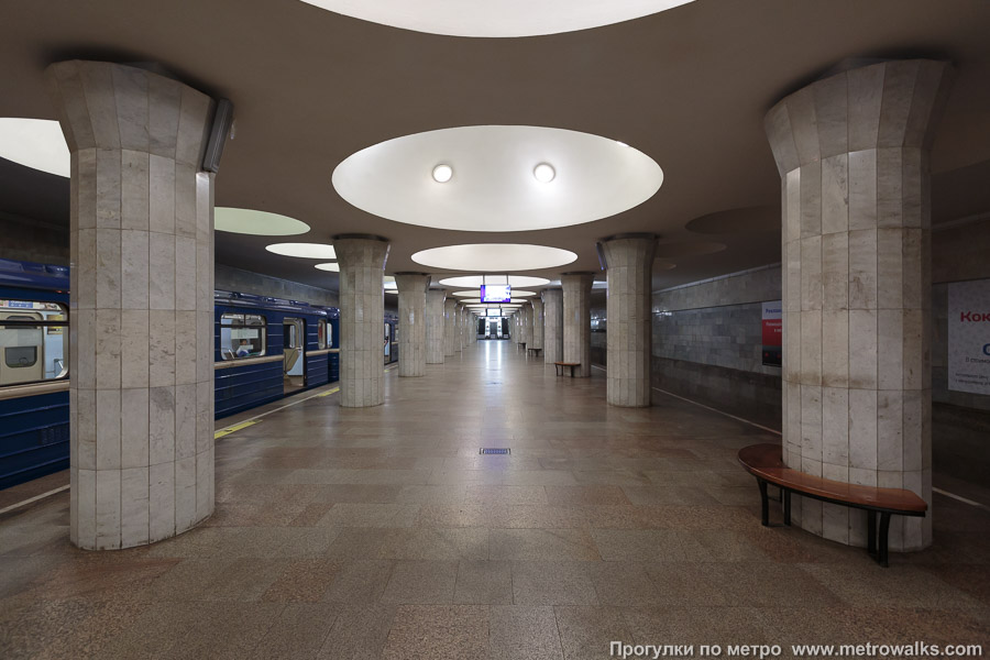 Станция Площадь Гарина-Михайловского (Дзержинская линия, Новосибирск). Продольный вид центрального зала.