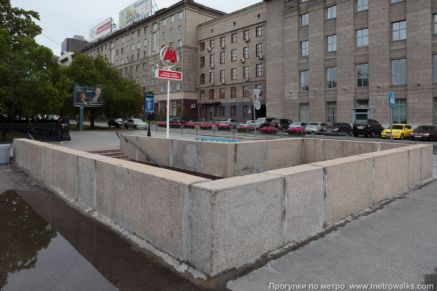 Станция Площадь Ленина (Ленинская линия, Новосибирск). Вход на станцию осуществляется через подземный переход.
