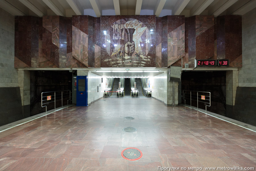 Станция Площадь Ленина (Ленинская линия, Новосибирск). Выход в город, эскалаторы начинаются прямо с уровня платформы.