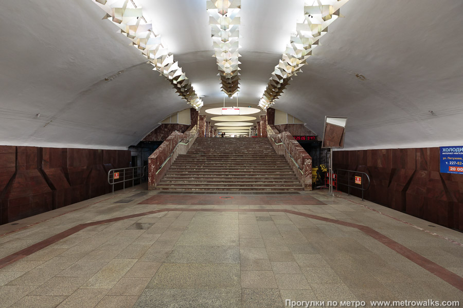 Станция Площадь Маркса (Ленинская линия, Новосибирск). Выход в город осуществляется по лестнице.