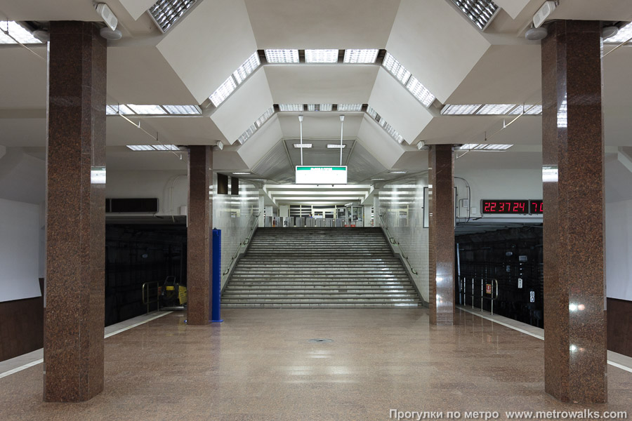 Станция Маршала Покрышкина (Дзержинская линия, Новосибирск). Выход в город осуществляется по лестнице.