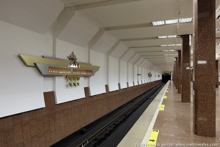 Станция Маршала Покрышкина (Дзержинская линия, Новосибирск). Боковой зал станции и посадочная платформа, общий вид.
