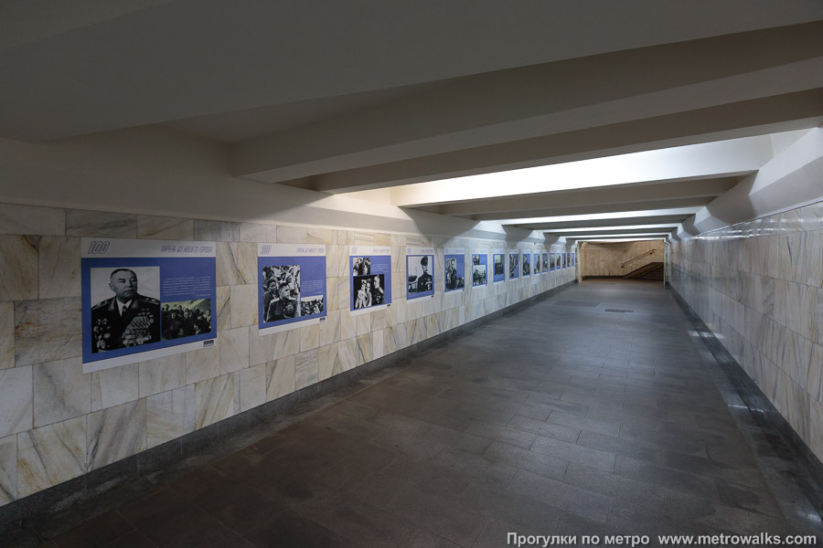 Станция Маршала Покрышкина (Дзержинская линия, Новосибирск). Подземный переход оформлен в виде музея А. И. Покрышкина.