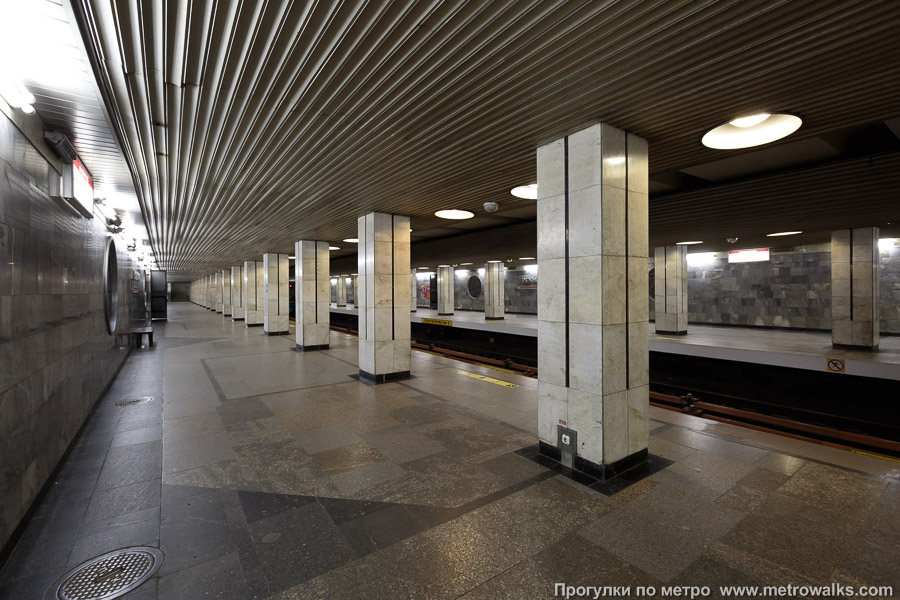 Станция Речной вокзал (Ленинская линия, Новосибирск). Вид с края платформы по диагонали на противоположную сторону сквозь центральный зал.