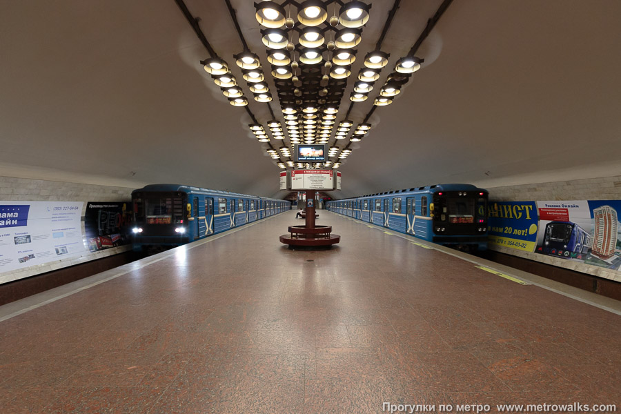 Станция Заельцовская (Ленинская линия, Новосибирск). Застать станцию без поездов практически невозможно, потому что она является конечной.