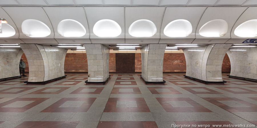 Станция Anděl [Андел] (линия B, Прага). Поперечный вид, проходы между пилонами из центрального зала на платформу.