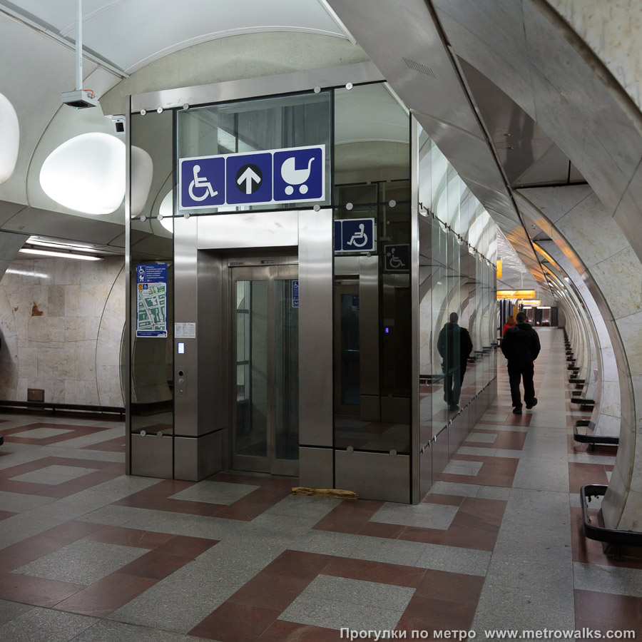 Станция Anděl [Андел] (линия B, Прага). Лифт.