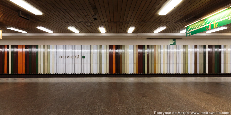 Станция Dejvická [Дэ́йвицка] (линия A, Прага). Поперечный вид.