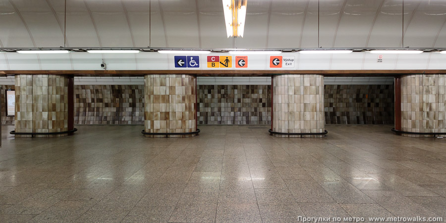 Станция Florenc [Фло́ренц] (линия B, Прага). Поперечный вид, проходы между колоннами из центрального зала на платформу.