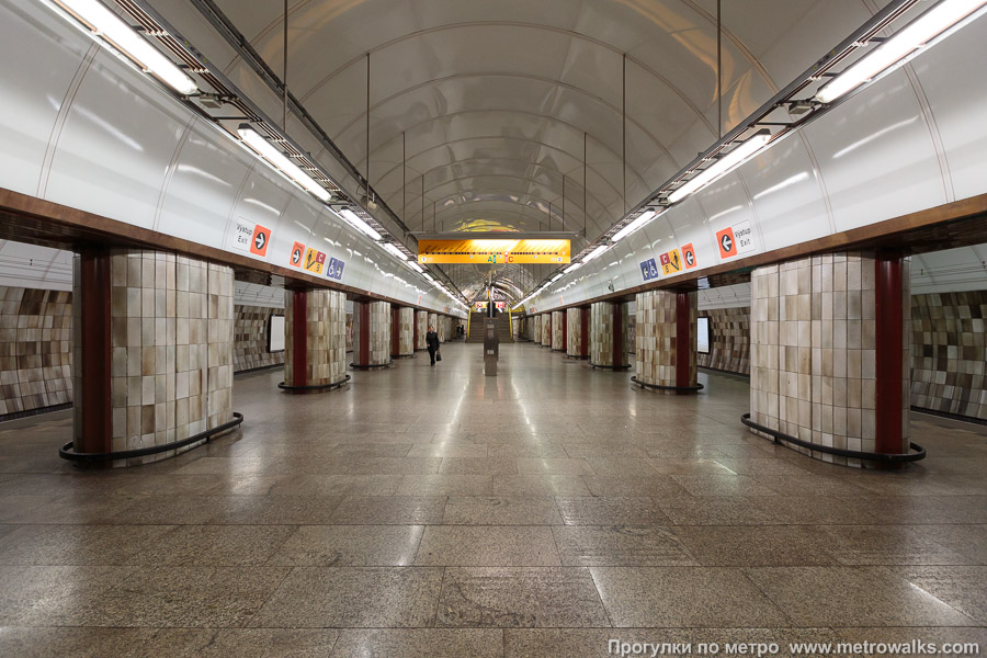 Станция Florenc [Фло́ренц] (линия B, Прага). Центральный зал станции, вид вдоль от глухого торца в сторону выхода.