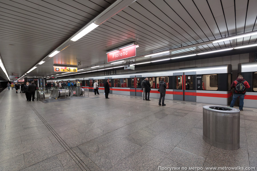 Станция Florenc [Фло́ренц] (линия C, Прага). В центре платформы — эскалаторы перехода на одноимённую станцию линии «B».