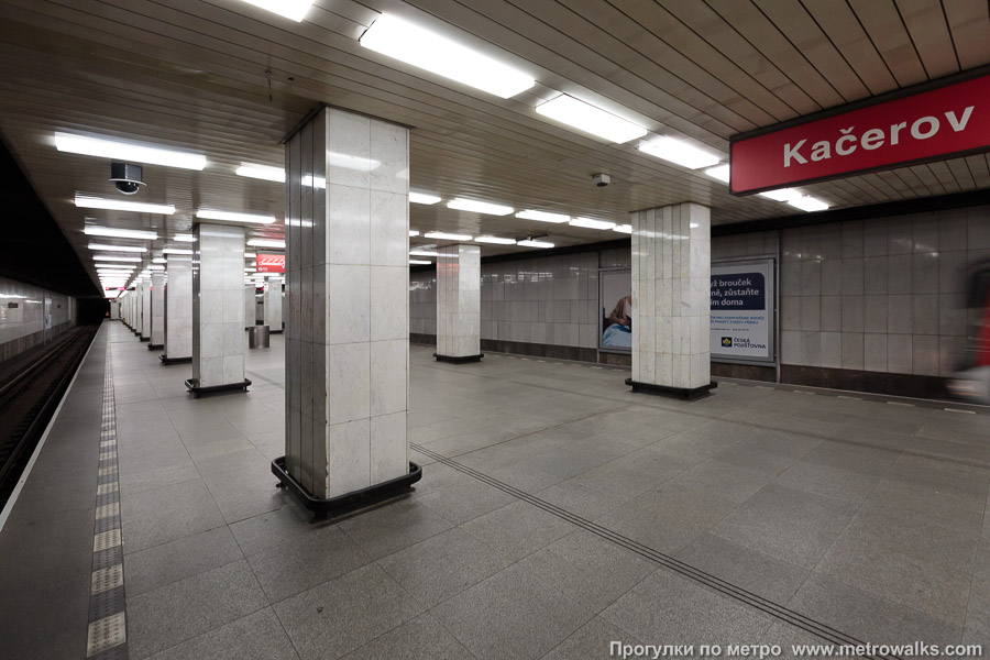 Станция Kačerov [Ка́черов] (линия C, Прага). Вид с края платформы по диагонали на противоположную сторону сквозь центральный зал.