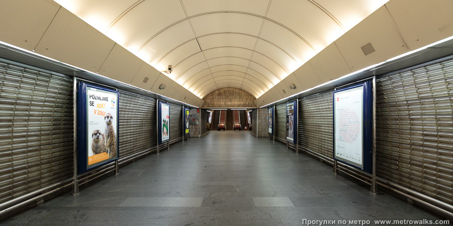 Станция Karlovo náměstí [Карлово на́мести] (линия B, Прага). Выход со станции состоит из двух групп эскалаторов, соединённых небольшим коридором.