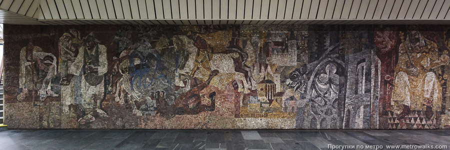 Станция Karlovo náměstí [Карлово на́мести] (линия B, Прага). Стена подземного вестибюля под Карловой площадью украшена большой мозаикой «Карл IV и его время» (Karel IV. a jeho doba).