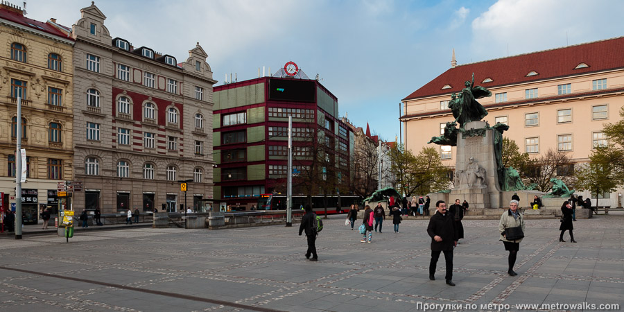 Станция Karlovo náměstí [Карлово на́мести] (линия B, Прага). Общий вид окрестностей станции. Второй вход на станцию — на площади Палацкого.