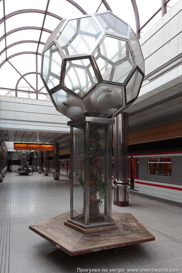 Станция Lužiny [Лужи́ны] (линия B, Прага). Станция украшена тремя пальмами в стеклянных витринах, защищающих от сквозняков.